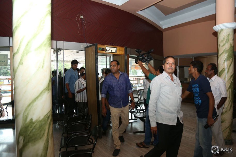 Jakkanna-Movie-Team-Visited-Hyderabad-Theaters